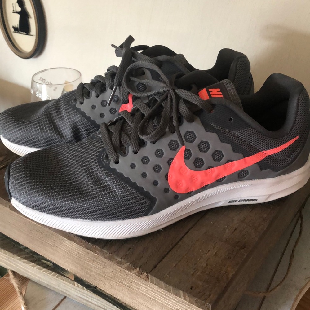 Barely worn Nike shoes!! Size US 8W